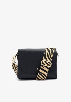 Sac bandoulière en cuir noir avec une finition texturée, doté d'une boucle dorée et d'une sangle amovible à motif zèbre.