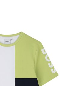 Korte mouwen t-shirt in groene, witte en marineblauwe kleurblokken, met een ronde hals en groot "BOSS" logo in het wit op de mouw.