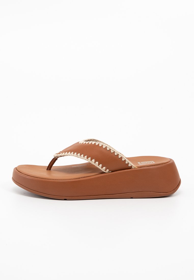 Sandale cu baretă între degete