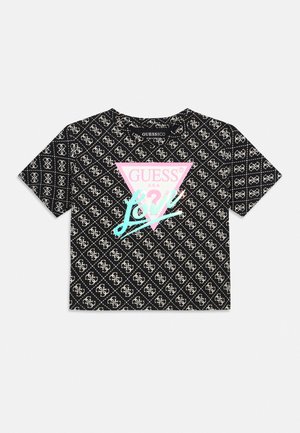 Top corto nero a maniche corte con motivo logo geometrico bianco e triangolo centrale rosa con scritta "GUESS USA" e testo in corsivo blu "Love".