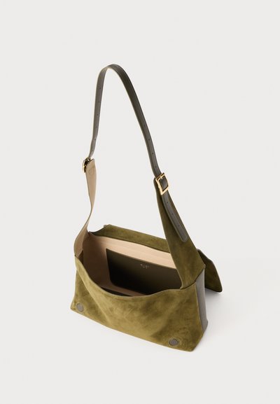 Olivengrønt ruskind skuldertaske med justerbar rem, åbent top, beige interiør og indvendig flad lomme.