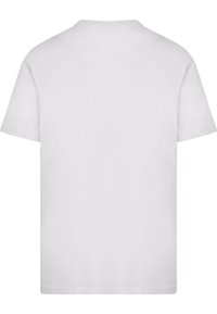 Hvid kortærmet t-shirt med rund hals; glat, let stof; ingen synlige logoer eller mønstre; ensartet bagside.