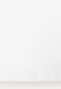 Surface blanche texturée vide avec une ombre subtile le long du bord inférieur sur un fond uni.