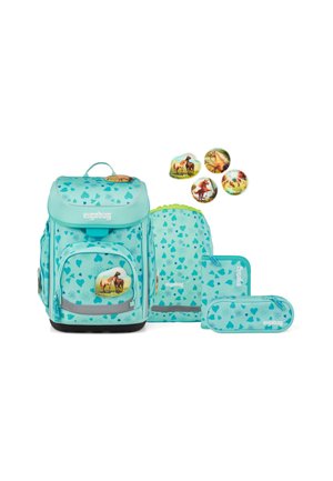 Sac à dos ergonomique turquoise avec des motifs en forme de cœur, représentant des graphiques de chevaux, avec des bretelles ajustables et des accessoires assortis : trousse et étui à crayons.