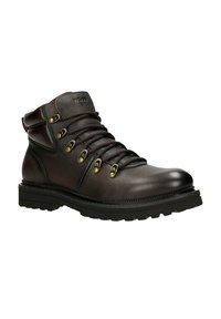 Hnědá kožená kotníková bota s texturovaným povrchem, šesti očky zlaté barvy, hnědými tkaničkami a robustní černou gumovou podrážkou.