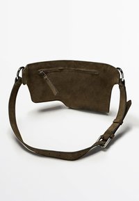 Sac banane en daim marron foncé avec une poche avant zippée et une sangle réglable avec boucle et anneaux en métal argenté.