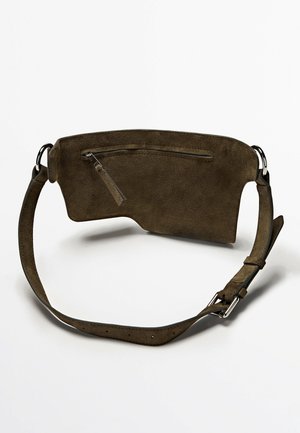 Mørkebrun ruskind bæltetaske med en lynlåslomme foran og justerbar rem med spænde og ringe i sølvfarvet metal.