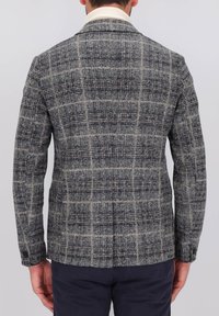 Blazer in misto lana con motivo a quadri, nei toni di grigio e beige. Collo a rever e chiusura con bottone singolo. Vestibilità sartoriale.