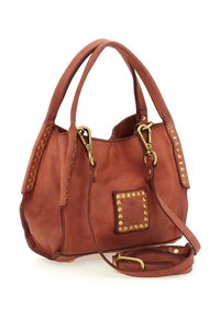 Borsa a tracolla in pelle marrone con due manici, dettagli in metallo dorato, tasca frontale e tracolla staccabile su sfondo bianco.
