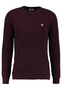 Burgundinpunainen neulepusero, jossa on resoripinta, pyöreä pääntie ja pitkät hihat. Varustettu hienovaraisilla kimaltavilla yksityiskohdilla ja pienellä logolla rinnassa.