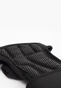 Sort fitnesshandske med polstrede sektioner og et struktureret, åndbart mesh-design for forbedret greb og ventilation.