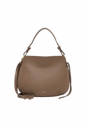 Sac à main en cuir marron texturé avec une seule poignée supérieure, une bandoulière ajustable et un logo "SURI FREY" en lettres dorées.