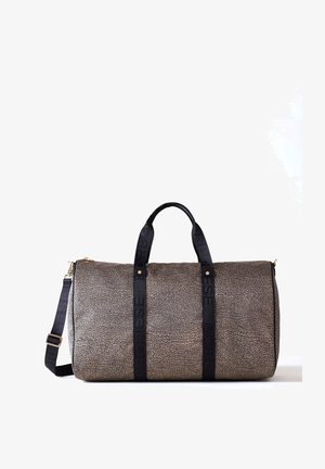 Duffle bag in een gestructureerd beige met zwarte stippen, uitgerust met zwarte handvatten en een verstelbare schouderband, een gouden rits en reliëfbranding accenten.