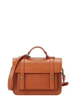 Borsa crossbody in pelle marrone chiaro con un design strutturato, pattina frontale, manico superiore, tracolla regolabile e accenti in ottone.