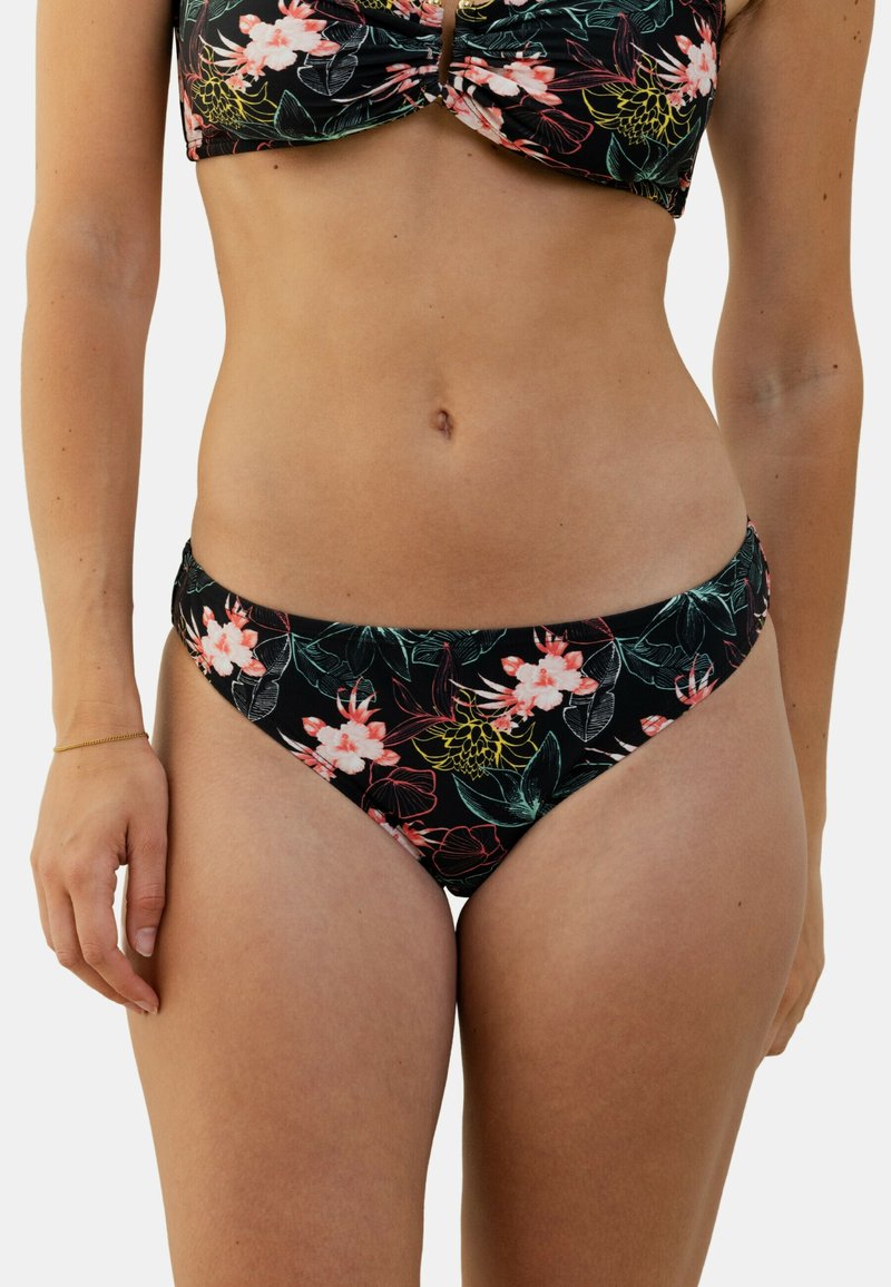 Ensemble de bikini floral avec un fond noir et des fleurs roses et jaunes, offrant une couverture médiane et un tissu texturé. Accentué par un fermoir central.