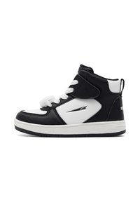 Čierno-biele vysoké tenisky s bielymi šnúrkami, bočným logom a pútkom na päte na bielom pozadí.