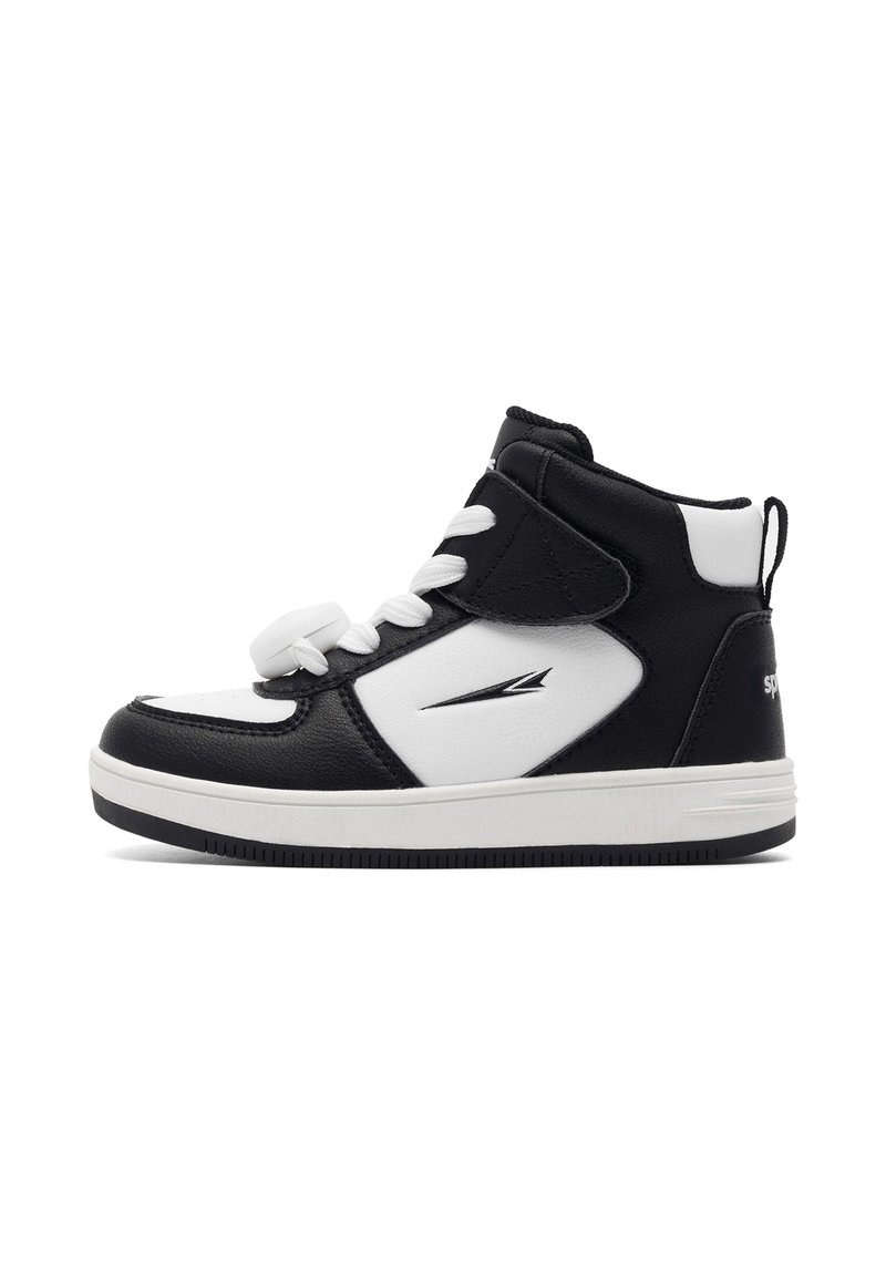 Čierno-biele vysoké tenisky s bielymi šnúrkami, bočným logom a pútkom na päte na bielom pozadí.