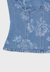 Top corset en denim bleu avec des motifs floraux blancs subtils et des détails de coutures verticales.