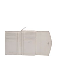 Portafoglio in pelle grigio chiaro con più slot per carte e chiusura a scatto. Texture semplice e liscia con una finitura morbida e un branding discreto.