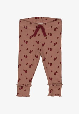 Růžové legíny s ribbovaným vzorem a kontrastní červenou šňůrkou, zdobené malými kaštanovými ovocnými vzory, mají volány na okrajích u kotníků.