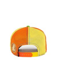 Gorra de malla con un diseño multicolor en amarillo, naranja y verde. Presenta un parche de logo redondo y cierre ajustable de snapback.