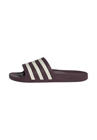 Une sandale slide Adidas violet foncé avec trois bandes blanches sur la bride et une semelle texturée, vue de profil.