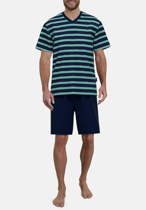 Gestreifte kurzärmelige T-Shirt in Marineblau mit hellblauen und tealfarbenen Streifen, kombiniert mit einfarbigen Marineblauen Shorts, beide aus leichtem Material.