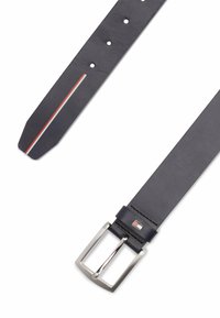 Cintura in pelle di un blu navy scuro, caratterizzata da una superficie liscia, una fibbia rettangolare in argento e una sottile striscia rossa e bianca lungo il bordo.