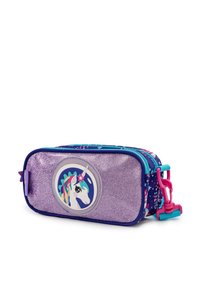 Lila Glitzer-Mäppchen mit einem bunten Einhorn-Motiv, blauer und rosa Reißverschluss sowie abnehmbarem pinkem Clip auf weißem Hintergrund.