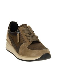 Baskets en suédine marron avec un panneau en tissu texturé, fermeture à lacets à l'avant et détail de zip sur le côté. Semelle claire et doublure imprimée léopard.