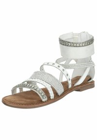 Sandale gladiateur blanche avec des lanières tressées, des accents en argent et une semelle texturée. Bride de cheville ornée de clous décoratifs et finition lisse.