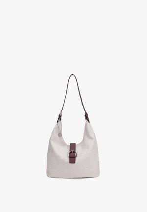 Borsa a tracolla in tessuto grigio chiaro con tracolla in pelle viola scuro e dettaglio fibbia, appesa su sfondo bianco.