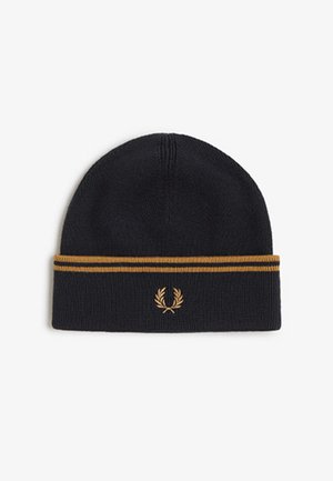Gorro de punto negro con el borde doblado, dos franjas doradas y un pequeño emblema dorado de laurel, sobre un fondo blanco liso.