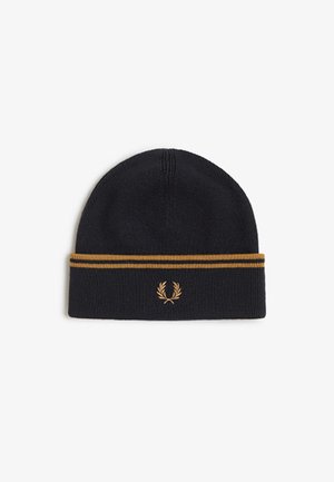 Gorro de punto negro con el borde doblado, dos franjas doradas y un pequeño emblema dorado de laurel, sobre un fondo blanco liso.