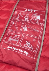 Intérieur d'une doudoune rouge avec des illustrations graphiques blanches, comprenant des scènes ludiques et le texte "JOTT Just Over The Top".
