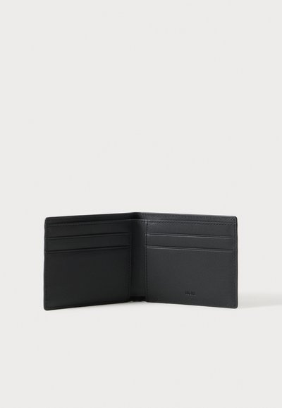 Portefeuille noir en cuir bifold ouvert, montrant six emplacements pour cartes et des bords cousus sur un fond clair uni.