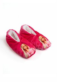 Pantofole morbide rosa in peluche con un interno peloso, caratterizzate da un design stampato di un personaggio sulla parte anteriore e da sottili motivi a cuori sul tessuto.