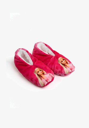 Pantofole morbide rosa in peluche con un interno peloso, caratterizzate da un design stampato di un personaggio sulla parte anteriore e da sottili motivi a cuori sul tessuto.