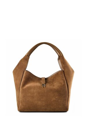 Sac à main en daim marron avec une large poignée et un petit fermoir métallique à l'avant, présenté sur fond blanc.