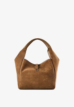 Sac à main en daim marron avec une large poignée et un petit fermoir métallique à l'avant, présenté sur fond blanc.