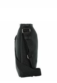 Borsa in pelle nera con una forma strutturata. Presenta una tracolla in tessuto a motivo e hardware metallico. Texture liscia, design minimalista.