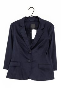 Mörkblå kavaj med trekvartslånga ärmar, två framfickor, enkel knappstängning och en strukturerad krage. Tyget verkar slätt och lätt.