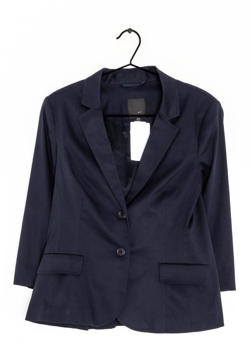 Mörkblå kavaj med trekvartslånga ärmar, två framfickor, enkel knappstängning och en strukturerad krage. Tyget verkar slätt och lätt.