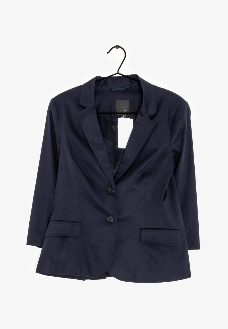 Mörkblå kavaj med trekvartslånga ärmar, två framfickor, enkel knappstängning och en strukturerad krage. Tyget verkar slätt och lätt.