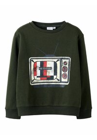 Olivengrønn genser med ribbestrikkede mansjetter og halskant, med et retro TV-grafikk som viser "INGEN SIGNAL" i røde og svarte streker.