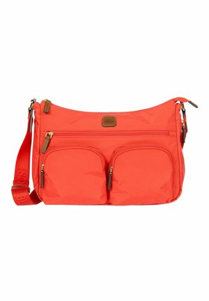 Sac bandoulière rouge avec sangle réglable, trois compartiments zippés, tirettes en cuir marron et écusson de marque.