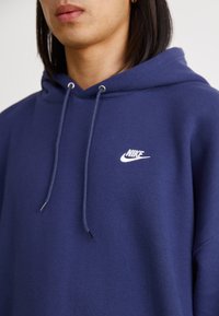 Nike Sportswear SPORTSWEAR CLUB - Ikdienas džemperis - midnight navy