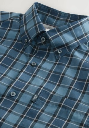 Blå ternet skjorte med button-down krave, i nuancer af blå og sort, med et lille logo på brystlommen og matchende knapper.