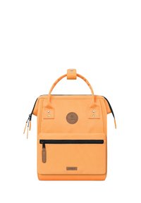 Orange isolierte Lunch-Tasche mit einem oberen Griff, einer vorderen Reißverschlusstasche und einem Logo-Aufnäher. Sie verfügt über eine glatte Textur und einen kontrastierenden schwarzen Reißverschluss.