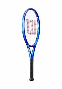 Blaues Tennisracket mit einem weißen bespannten Kopf, der ein auffälliges rotes "Wilson"-Logo trägt. Der Griff ist mit einem schwarzen strukturierten Material überzogen.